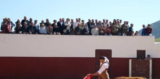 El grupo de aficionados sevillanos en la ganadería de Fuente Ymbro.