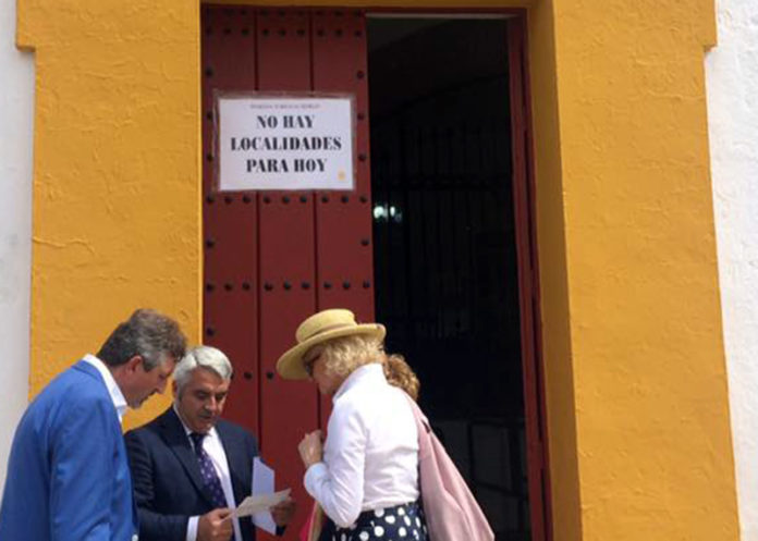 Cartel de 'No hay billetes' en las puertas de las taquillas hoy, Domingo de Resurrección.