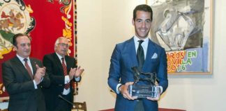 El sevillano Pepe Moral recibe el trofeo de Aula Taurina. (FOTO: Pepe Morán)