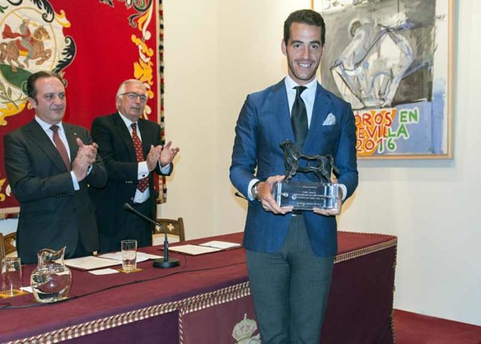 El sevillano Pepe Moral recibe el trofeo de Aula Taurina. (FOTO: Pepe Morán)