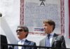 Victorino Martín y Manuel Escribano, ante el azulejo descubierto en la Maestranza en honor al toro indultado.