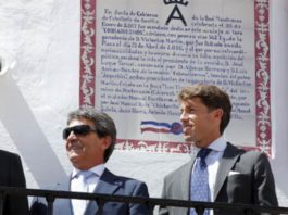 Victorino Martín y Manuel Escribano, ante el azulejo descubierto en la Maestranza en honor al toro indultado.