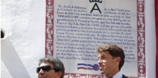 Victorino Martín y Manuel Escribano, ante el azulejo descubierto en la Maestranza en honor al toro indultado.