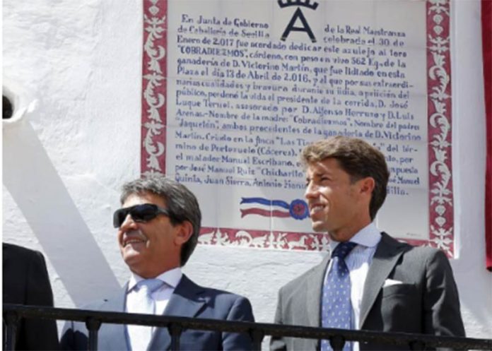 Victorino Martín y Manuel Escribano, ante el azulejo descubierto en la Maestranza en honor al toro indultado.