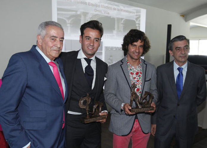 El doctor Ramón Vila, Jaime Padilla, Morante y el doctor Octavio Mulet. (FOTO: José Ángel García / Diario de Sevilla)