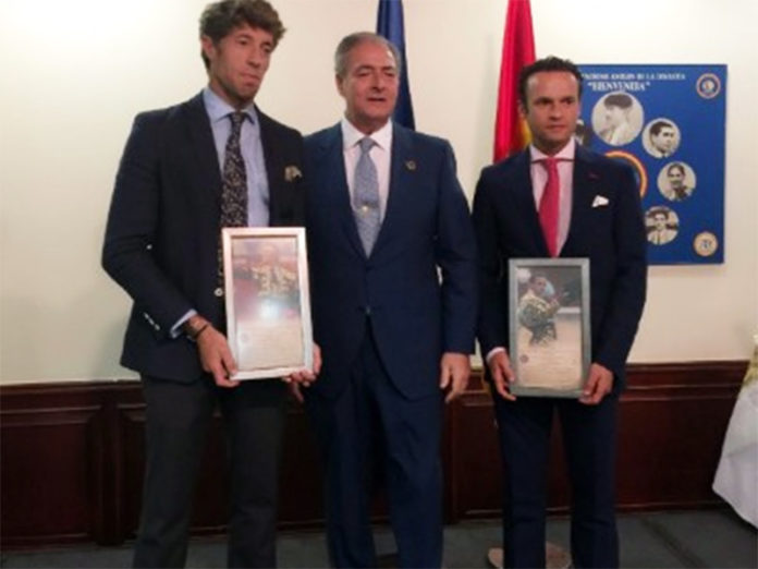 Manuel Escribano recibe, junto a Antonio Ferrera, el trofeo 'Héroe del toreo'.