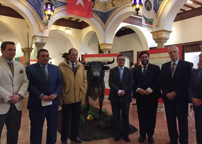 Acto de inauguración en el centro de Sevilla de la exposición sobre la ganadería de Miura.