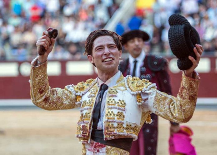 El novillero Ángel Jiménez, con la oreja cortada hoy en Madrid.