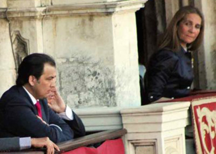 La Infanta Elena observa al discutido presidente José Luque Teruel mientras la plaza le abroncaba una decisión en la temporada 2016.