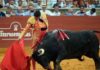 Morante toreando hoy viernes en la plaza de toros de Córdoba.