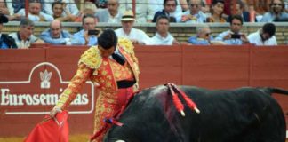 Morante toreando hoy viernes en la plaza de toros de Córdoba.
