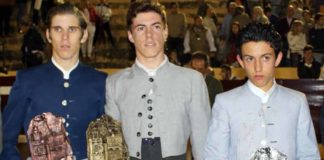 Los tres vencedores de la final del ciclo de becerradas andaluzas hoy en Osuna.