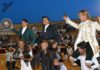 Los tres rejoneadores, a hombros en Osuna. (FOTO: Eduardo Porcuna)