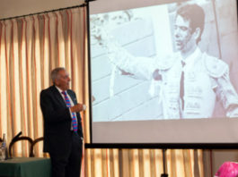 Ramón Vila glosa sus cuatro décadas en la enfermería Ramón Vila, durante su charla en el Club Tenis Betis.