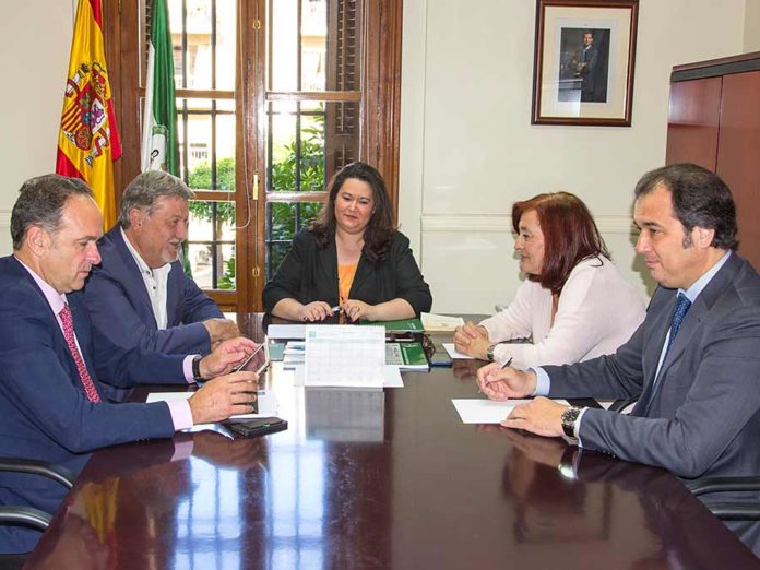 La reunión de la delegada de la Junta de Andalucía en Sevilla, Esther Gil, con los cuatro presidentes de la Maestranza, celebrada en Sevilla a espaldas de la prensa.