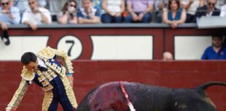 El Cid, toreando con la derecha en Madrid.