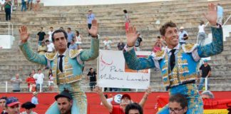 Manuel Escribano, junto a Iván Fandiño, a hombros en Inca.