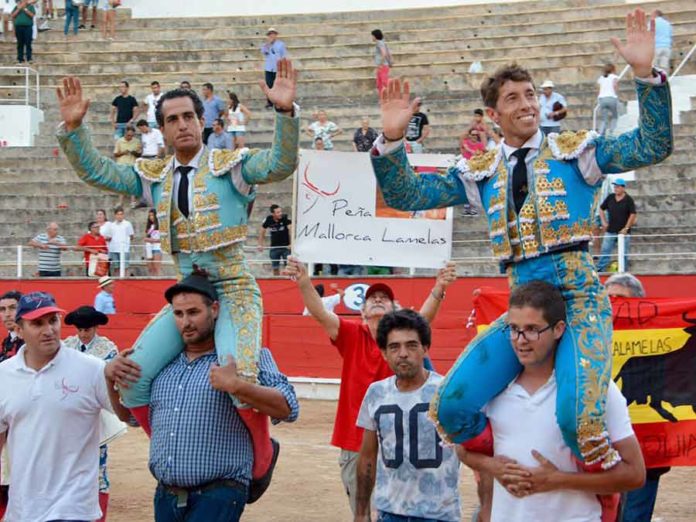 Manuel Escribano, junto a Iván Fandiño, a hombros en Inca.