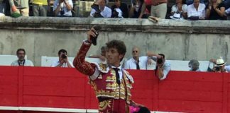 Manuel Escribano, con la oreja cortada en Nimes.