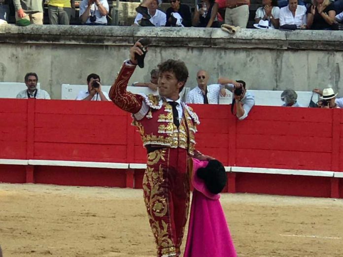 Manuel Escribano, con la oreja cortada en Nimes.