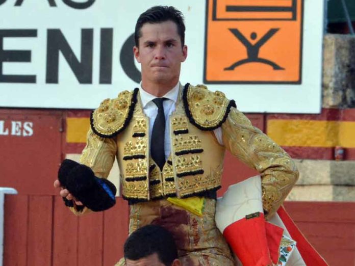 Daniel Luque, a hombros hoy sábado en la plaza de toros de Plasencia.