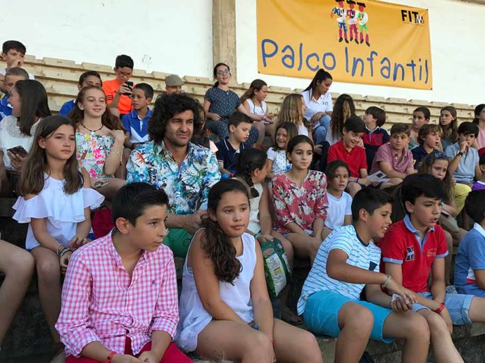 Morante, rodeado de niños en la primera corrida de la Feria de San Juan de Badajoz.