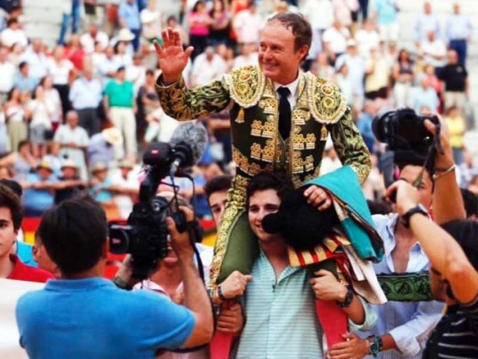 Pepe Luis Vázquez, a hombros en su adiós del toreo en Granada.