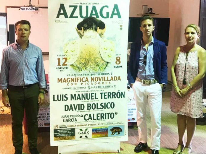 El novillero sevillano Juan Pedro 'Calerito' asistió en Azuaga a la presentación del cartel de su debut con picadores.