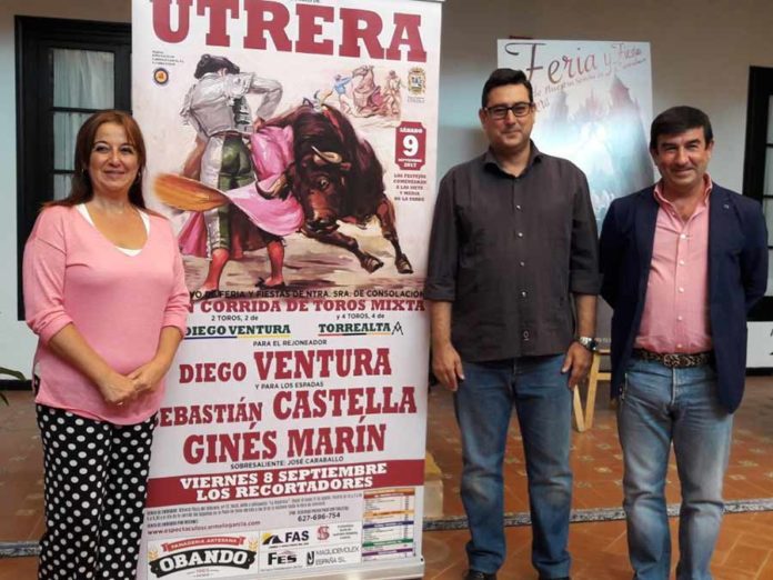 María del Carmen Cabra, delegada de Fiestas Mayores; José María Villalobos, alcalde de Utrera; y el empresario Carmelo García.