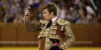 Daniel de la Fuente, con la oreja ganada hoy en Sevilla.