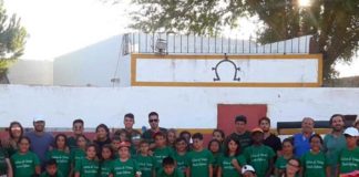 El grupo de escolares en su visita a la ganadería sevillana de Partido de Resina.