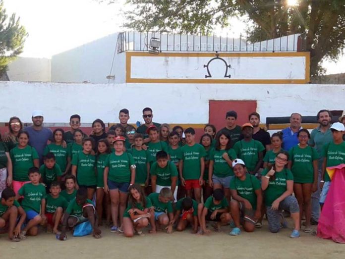 El grupo de escolares en su visita a la ganadería sevillana de Partido de Resina.