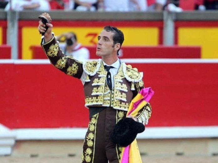 El sevillano Pepe Moral, con la oreja del quinto hoy en Pamplona.