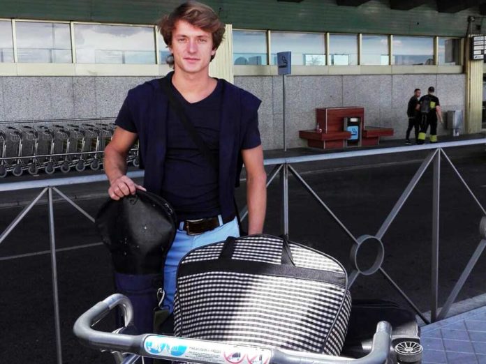 Lama de Góngora, en el aeropuerto de Sevilla antes de partir hacia México.