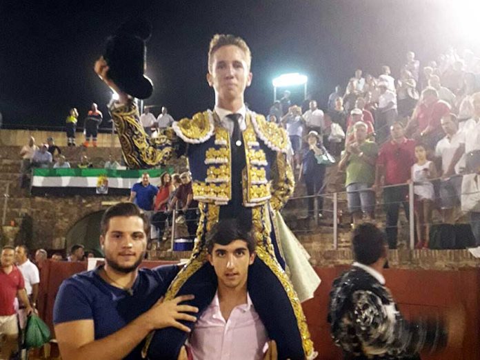 El sevillano Calerito, triunfador en su debut con picadores en Azuaga (Badajoz).