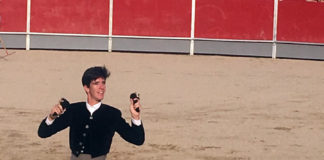 Esaú Fernández, con las dos orejas cortadas en su primer novillo en el festival celebrado hoy martes en Gálvez (Toledo).