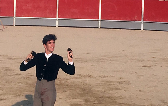 Esaú Fernández, con las dos orejas cortadas en su primer novillo en el festival celebrado hoy martes en Gálvez (Toledo).