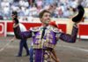 Manuel Escribano, con la oreja ganada en su segundo toro de Victorino Martín.