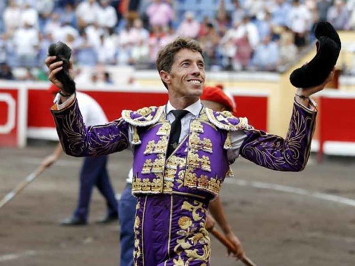 Manuel Escribano, con la oreja ganada en su segundo toro de Victorino Martín.