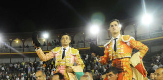 Daniel Luque, a hombros hoy sábado en Ciudad Real tras lidiar los toros de Victorino Martín.