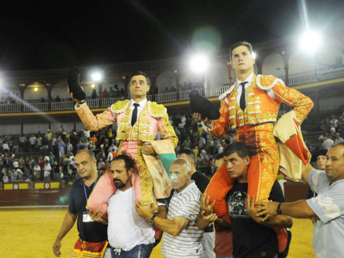 Daniel Luque, a hombros hoy sábado en Ciudad Real tras lidiar los toros de Victorino Martín.