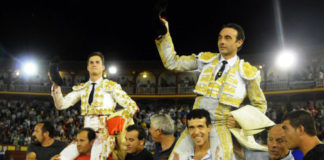 Daniel Luque, a hombros hoy domingo junto a Enrique Ponce en Ciudad Real.