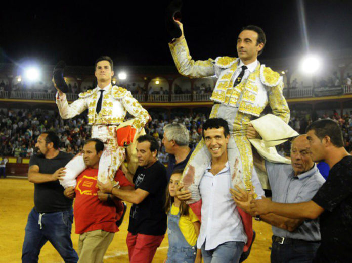 Daniel Luque, a hombros hoy domingo junto a Enrique Ponce en Ciudad Real.