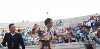 Salvador Cortés, en el centro, a hombros hoy en Villacañas (Toledo).