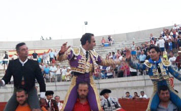Salvador Cortés, en el centro, a hombros hoy en Villacañas (Toledo).