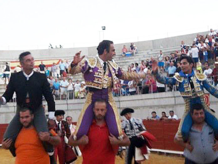 Salvador Cortés, en el centro, a hombros hoy en Villacañas (Toledo).