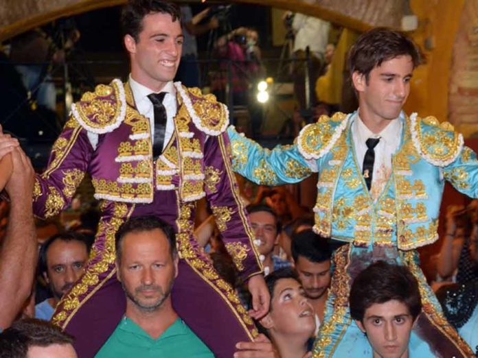El sevillano Rafa Serna, a hombros junto a Emilio Silvera hoy jueves en Huelva. (FOTO: Arizmendi)