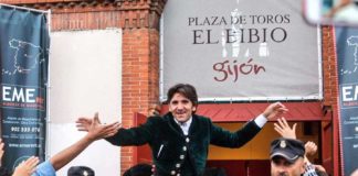 Diego Ventura, a hombros en Gijón.