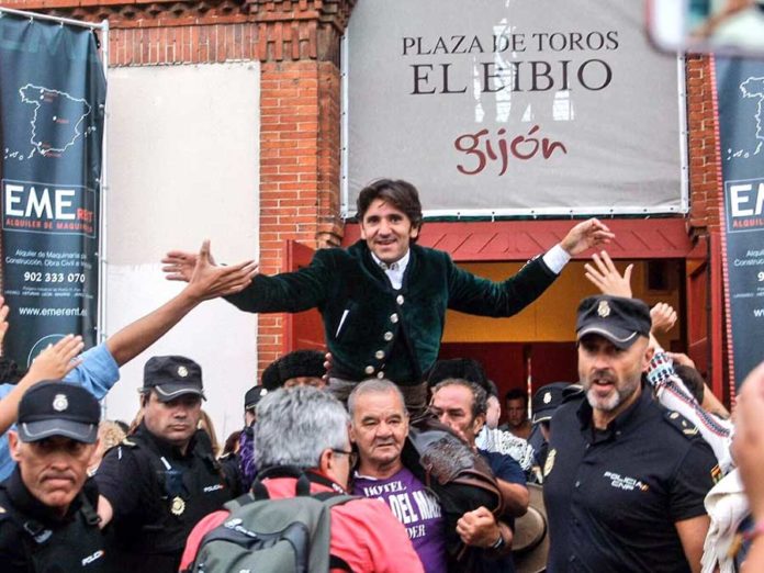 Diego Ventura, a hombros en Gijón.