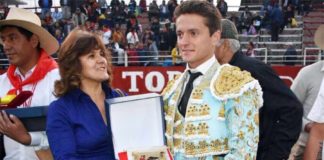 Lama de Góngora recibe el premio al 'Triunfador' de la corrida de toros celebrada en Perú.